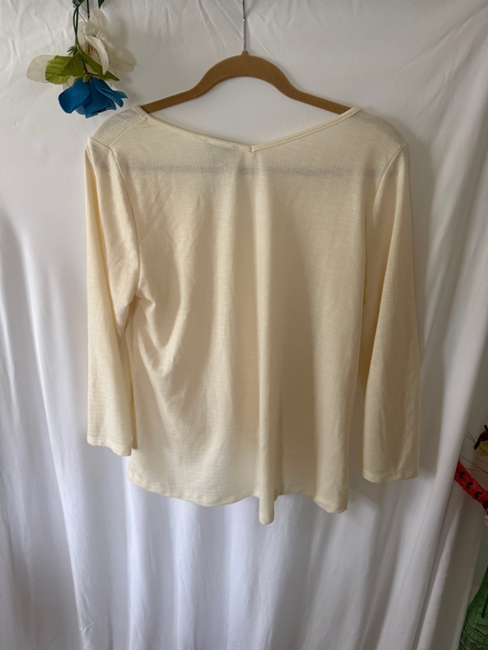 Vince Camuto Ivory Twist-Front V-Neck Long Sleeve Top - Picture 4 of 4
